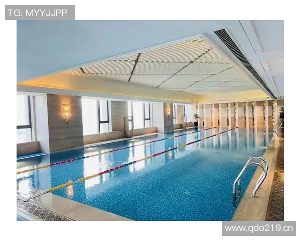 以室内泳池为核心设计的现代居家空间布局与装饰方案解析